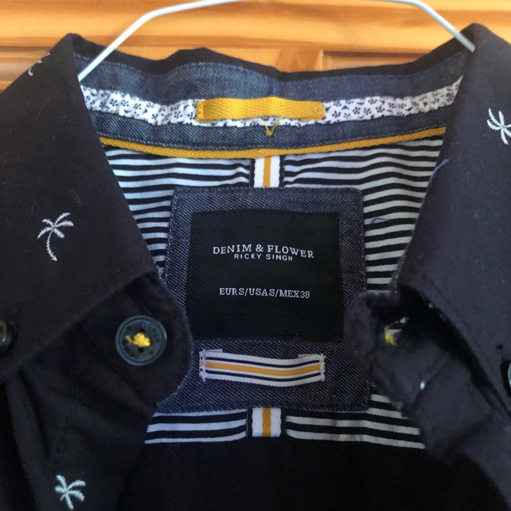 Men’s patterned button down - Picture 2 of 4